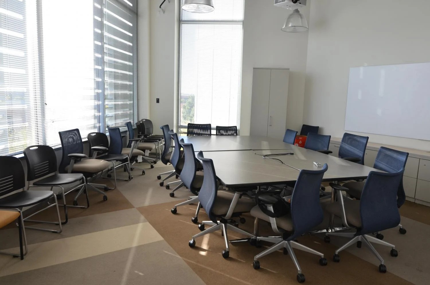 Room with conference table and good lightings