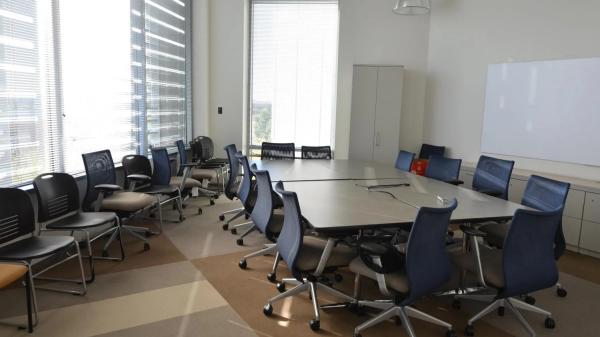 Room with conference table and good lightings